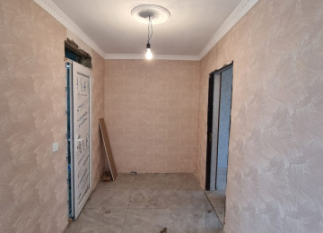 Ramana qesebesinde 2sotda ev satılır.Marşurut yolundan 500