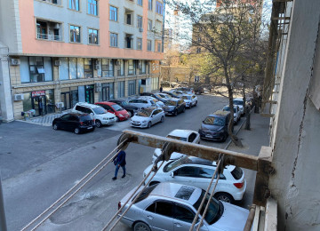 Şəhərin mərkəzində,amerika sefirliynin yaninda 3 mərtəbəli