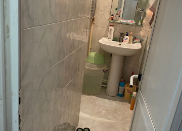 Şəhərin mərkəzində,amerika sefirliynin yaninda 3 mərtəbəli