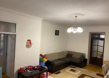 Şəhərin mərkəzində,amerika sefirliynin yaninda 3 mərtəbəli