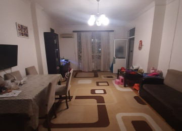 Şəhərin mərkəzində,amerika sefirliynin yaninda 3 mərtəbəli