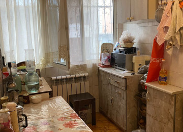 Şəhərin mərkəzində,amerika sefirliynin yaninda 3 mərtəbəli