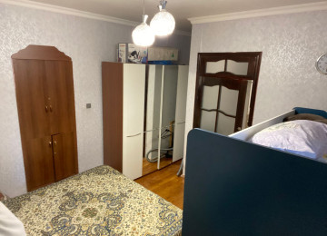 Şəhərin mərkəzində,amerika sefirliynin yaninda 3 mərtəbəli