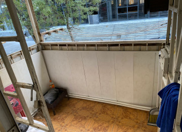 Şəhərin mərkəzində,amerika sefirliynin yaninda 3 mərtəbəli