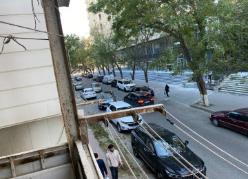 Şəhərin mərkəzində,amerika sefirliynin yaninda 3 mərtəbəli