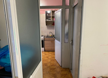 Şəhərin mərkəzində,amerika sefirliynin yaninda 3 mərtəbəli