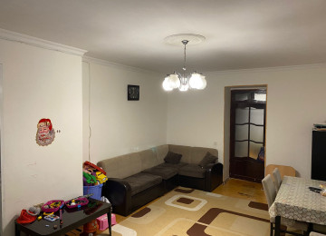 Şəhərin mərkəzində,amerika sefirliynin yaninda 3 mərtəbəli