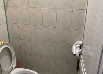 Şəhərin mərkəzində,amerika sefirliynin yaninda 3 mərtəbəli