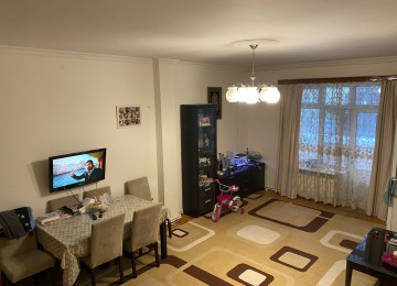 Şəhərin mərkəzində,amerika sefirliynin yaninda 3 mərtəbəli