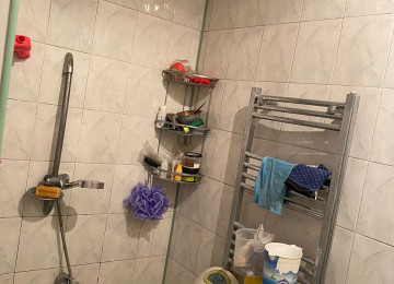 Şəhərin mərkəzində,amerika sefirliynin yaninda 3 mərtəbəli