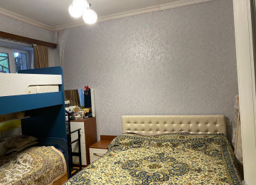 Şəhərin mərkəzində,amerika sefirliynin yaninda 3 mərtəbəli