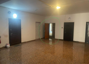 Binanın heyetinde bağça park müxtelif iaişe obyektleri var