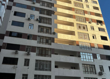 Binanın heyetinde bağça park müxtelif iaişe obyektleri var