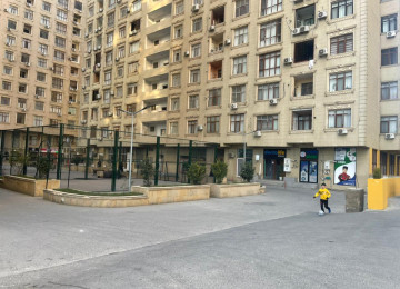 Binanın heyetinde bağça park müxtelif iaişe obyektleri var