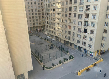 Binanın heyetinde bağça park müxtelif iaişe obyektleri var