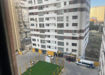 Binanın heyetinde bağça park müxtelif iaişe obyektleri var