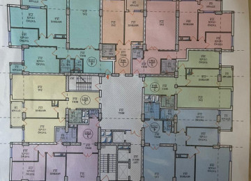 Binanın heyetinde bağça park müxtelif iaişe obyektleri var