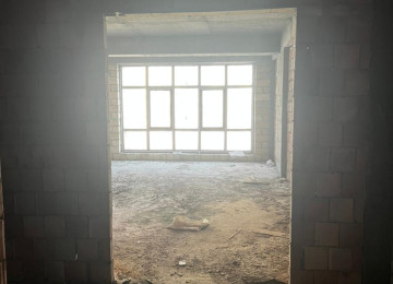 Binanın heyetinde bağça park müxtelif iaişe obyektleri var