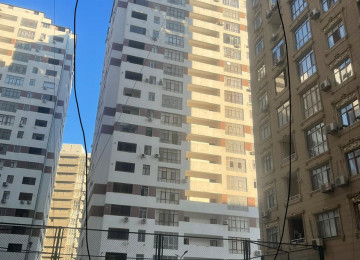 Binanın heyetinde bağça park müxtelif iaişe obyektleri var