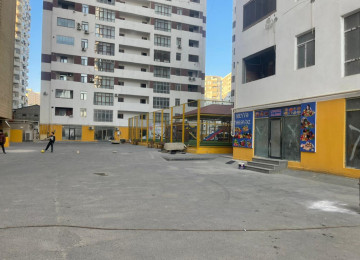 Binanın heyetinde bağça park müxtelif iaişe obyektleri var