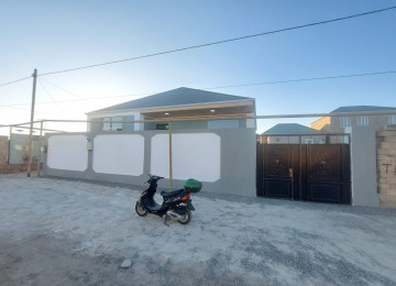 Bine Qesebesi Mexmere Cay Evinin Yaxinligi.Asfalt Yolda