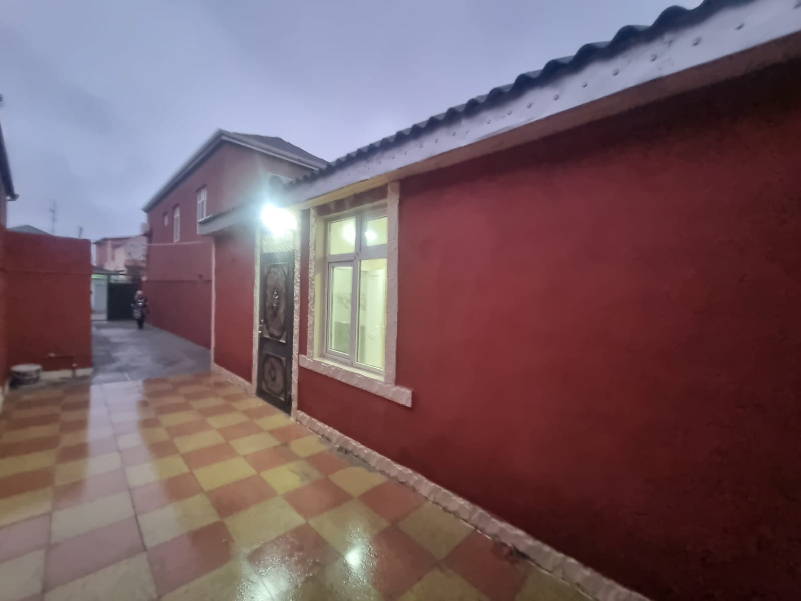 Zabrat qes.ATS yolu 2 sotda 80 kvm.2 otaqli qosa dasli ev