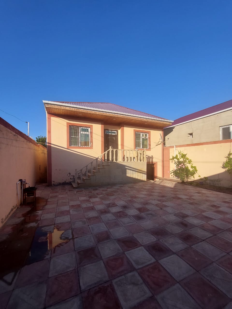 Hövsan həyət evi Hovsan Qesebesnde Qardaslar Marketnin 5 Deyqeliy