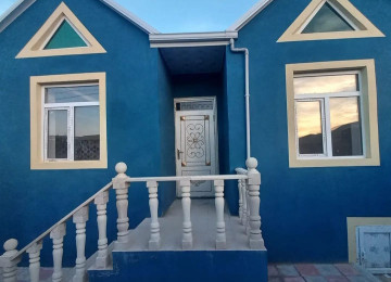 Qaradag rayon Qobu qes kruqa yaxin yolun qiraginda ev