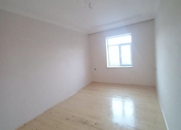 Qaradag rayon Qobu qes kruqa yaxin yolun qiraginda ev