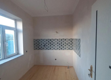 Qaradag rayon Qobu qes kruqa yaxin yolun qiraginda ev