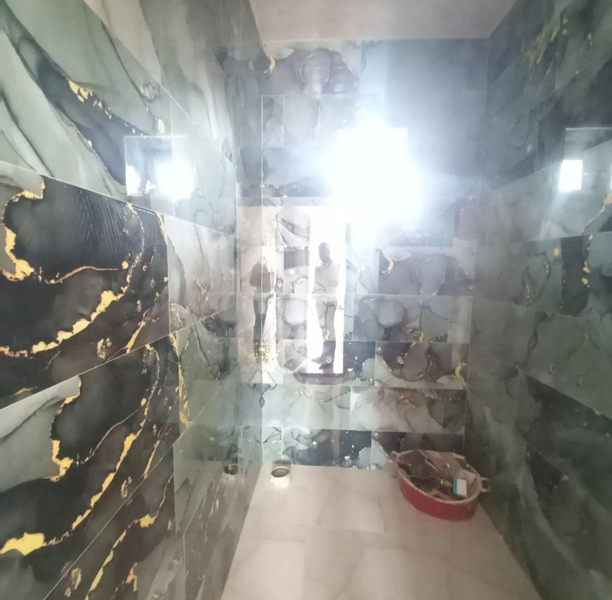 Heyet evi Suraxanı rayonu Hövsan qes. maşın bazarın arxasında 2 sotun
