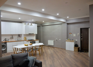 Yeni Yasamalın mərkəzində, bazarstore mağazasının üstündəki