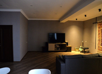 Yeni Yasamalın mərkəzində, bazarstore mağazasının üstündəki