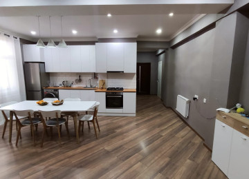 Yeni Yasamalın mərkəzində, bazarstore mağazasının üstündəki