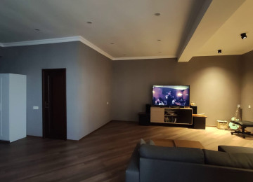 Yeni Yasamalın mərkəzində, bazarstore mağazasının üstündəki