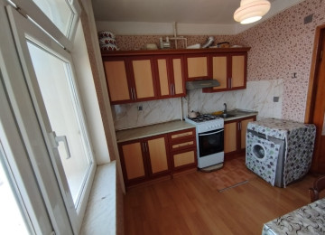 Razin, Bakıxanovda 4 otaqlı mənzil Lahiyə: - kiyev Mərtəbə: