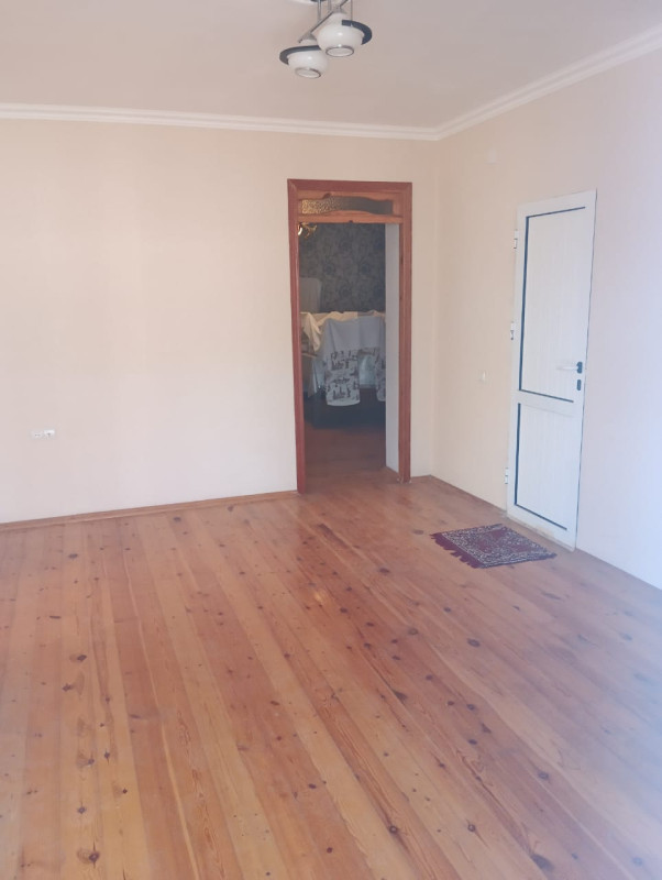heyet evi Məhəmmədli qəsəbəsi 4 sotda 240 kvm.7 otaqli,tam temirli ev