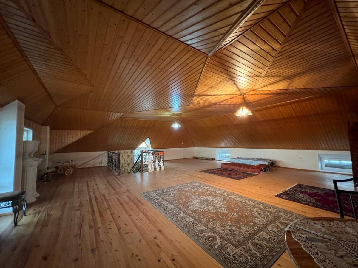 heyet evi Ramani Sovxozla Gulculuyun kesişmesinde 10 sotda,300kvm.10