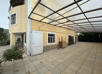 Ramani Sovxozla Gulculuyun kesişmesinde 10 sotda,300kvm.10