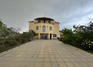 Ramani Sovxozla Gulculuyun kesişmesinde 10 sotda,300kvm.10