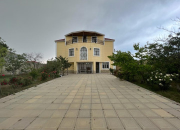 Ramani Sovxozla Gulculuyun kesişmesinde 10 sotda,300kvm.10