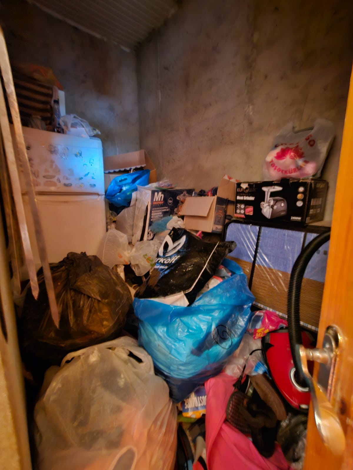 XIRDALANDA MERKEZI YOLA YAXIN 4OTAQ 1STUDYA METBEXT DAXIL