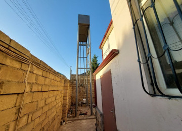 1 ci mertebede 2 otaq,metbex,hamam ayri, ayaqyolu ayri 2 ci