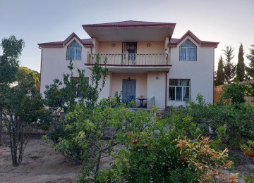 1 ci mertebede 2 otaq,metbex,hamam ayri, ayaqyolu ayri 2 ci