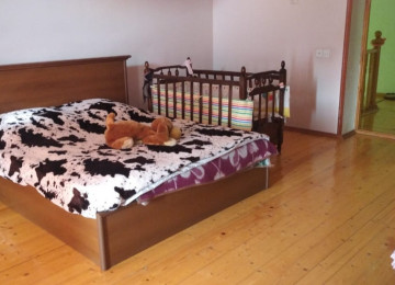 1 ci mertebede 2 otaq,metbex,hamam ayri, ayaqyolu ayri 2 ci