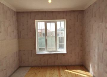 Qaradag rayon Qobu qes kruqa yaxin yolun qiraginda ev