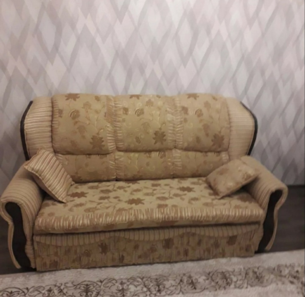 Divan Divan açılmır yaxşı vəziyyətdə qalır. Qiyməti 100 azn.