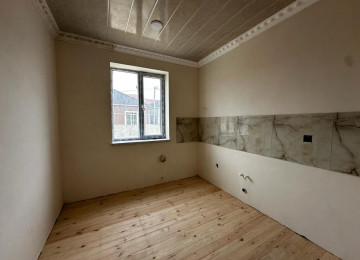 Ramani sovxozda 2 sotda 100 kvm.sahesi olan 3 otaqli