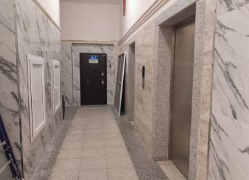 Şəhərin mərkəzində Nəsimi rayonu Mirəli Qaşqay 24 kücəsində