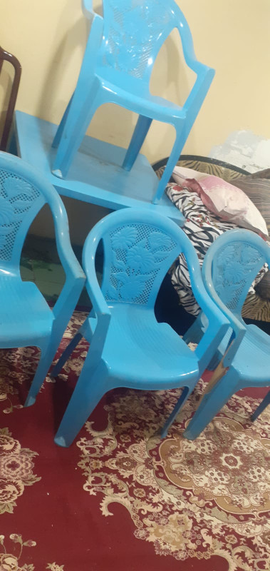 Plastik Stol masa 4 stul oturacaq Plastik Stol masa 4 stul oturacaq ilə birlikdə. Hamsı birgə